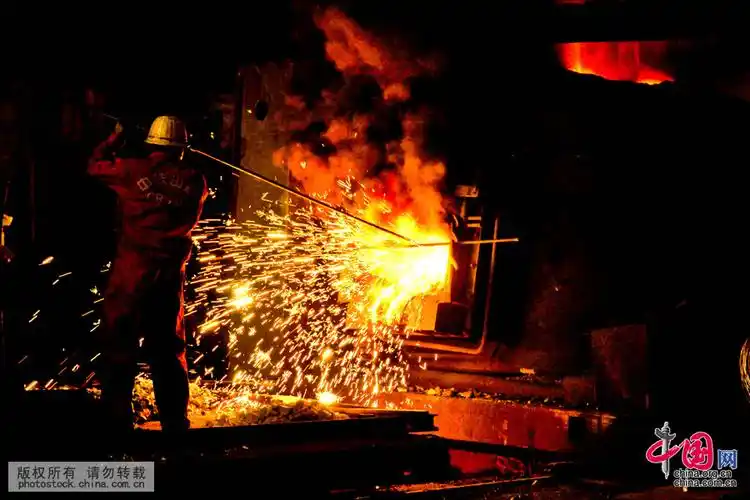 在近千度高温中紧张劳动,飞溅的火花显现出了炼钢工人的刚毅性格和