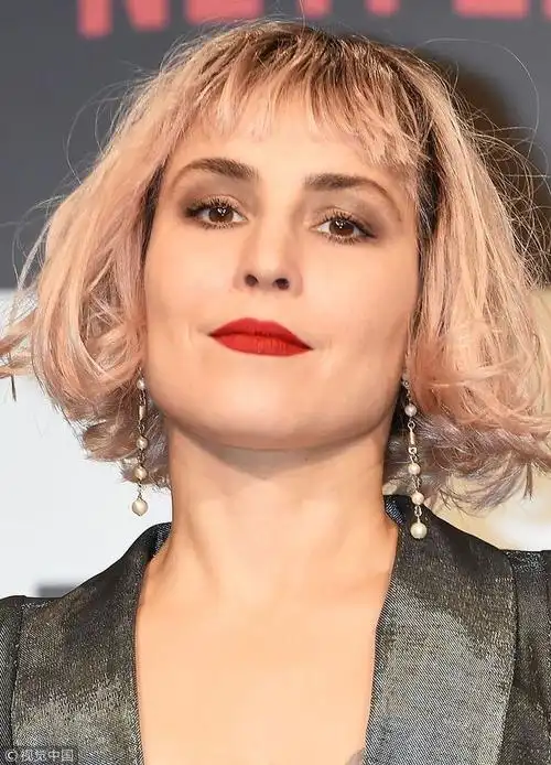 《光灵》日本发布拉佩斯胸门大开波波头扮嫩 与威尔·史密斯亲密相拥