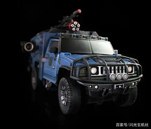 此次霸天虎声波在其转换造型的使用上并没有保持救护车的功能外观.