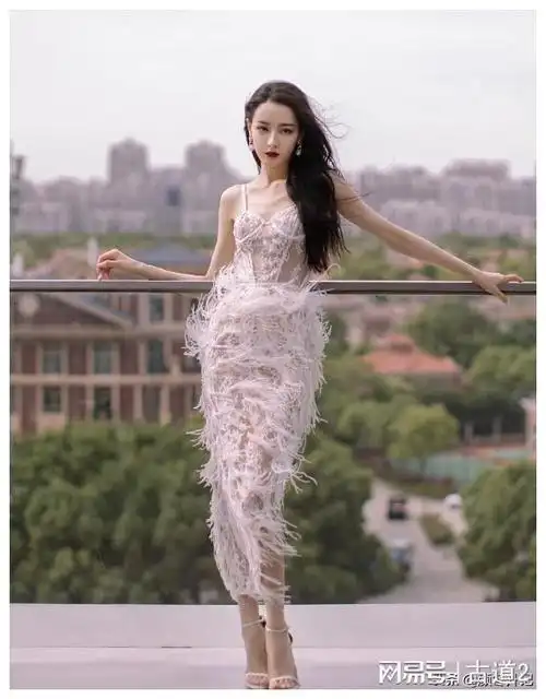 直到鹿晗官宣和国民闺女关晓彤的恋情,接着迪丽热巴又因为"爱吃"被