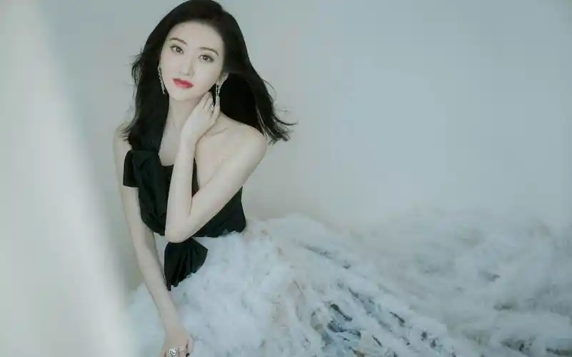 人间富贵花景甜,从出道就资源逆天,背后金主究竟是谁?_网友_明星_什么