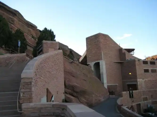 美国丹佛红岩剧场是一个天然露天剧场很有特色利用一侧红色的巨大石头