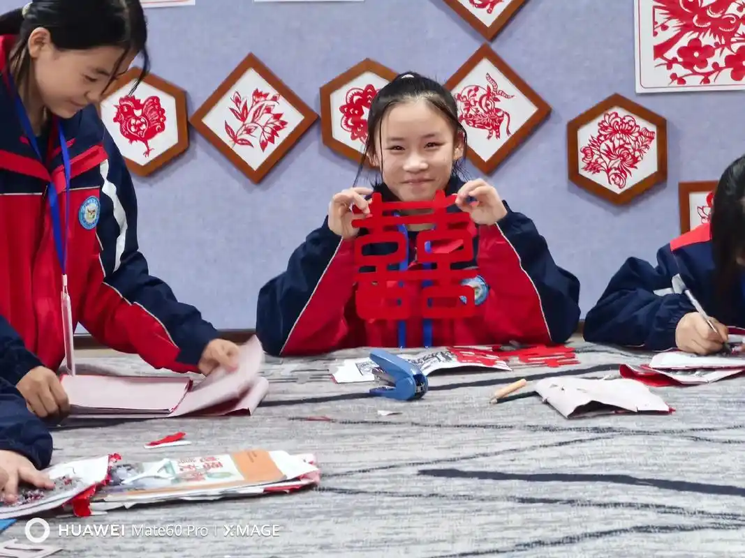 最美的笑#非遗剪纸#记录校园生活  #孩子们棒棒哒#师生日常 - 抖音