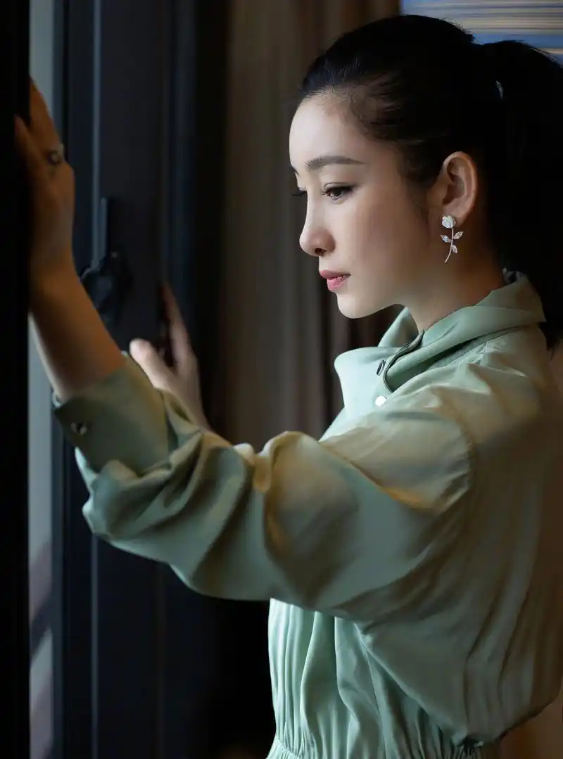 秦海璐的最新造型很有秋意的韵味,高马尾发型简洁干练,真丝材质长裙