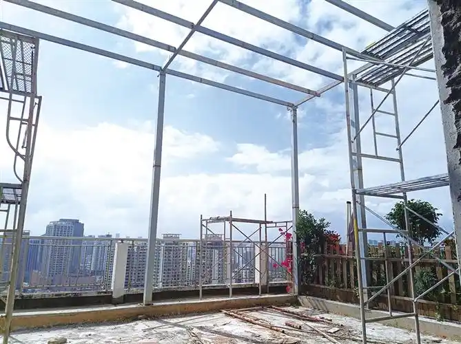 金海雅苑4栋楼顶搭起的钢架