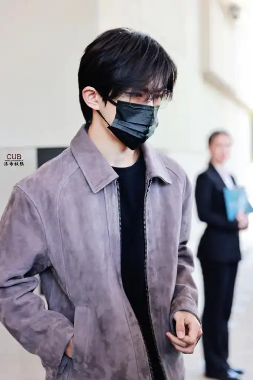 易烊千玺穿白大褂制表##易烊千玺皮衣街拍