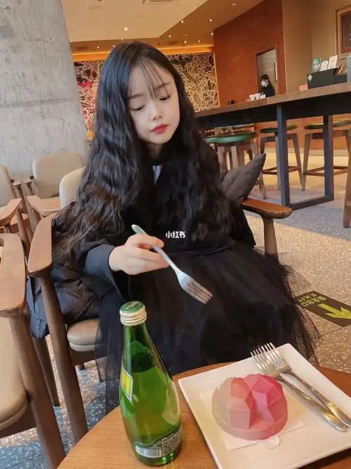 星巴克碰到一个小女孩也太爱喝巴黎水了