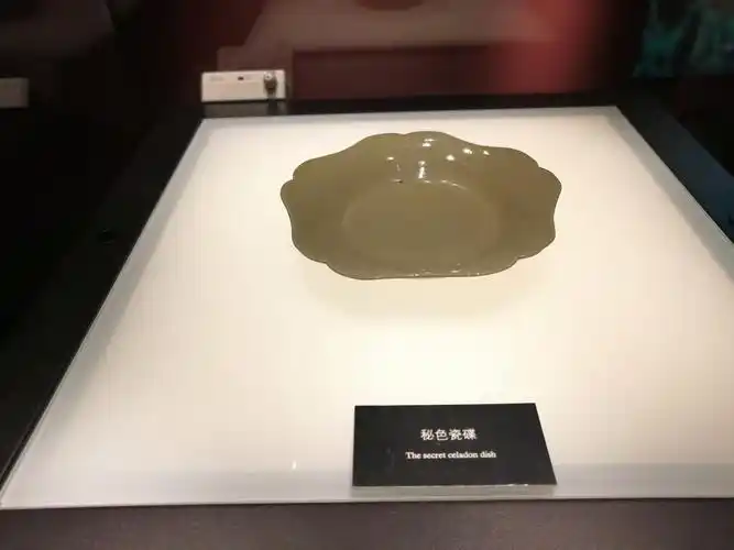 失传已久的唐秘色釉瓷器,在法门寺地宫面世.秘色瓷碟,有13个之. .