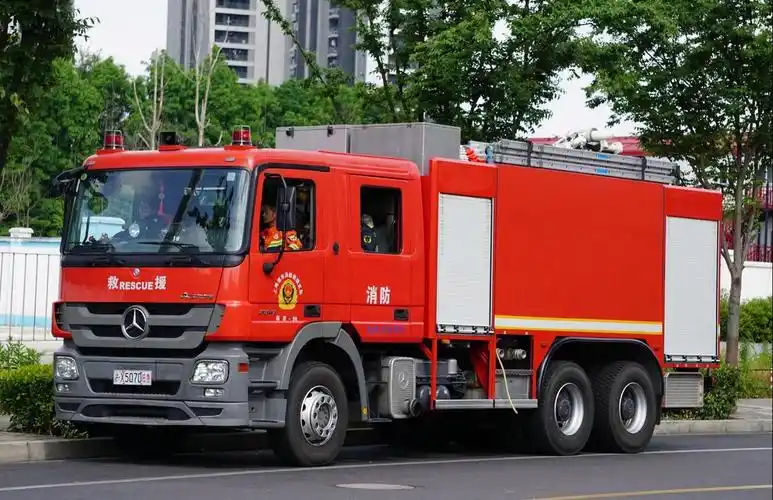 临沂中队马基路斯大功率泡沫消防车开启警报参与演练