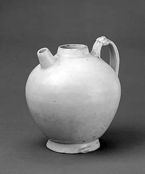 在唐代,邢窑是北方的著名瓷窑,以白瓷为主,兼烧黄釉,黑釉,三彩品种.