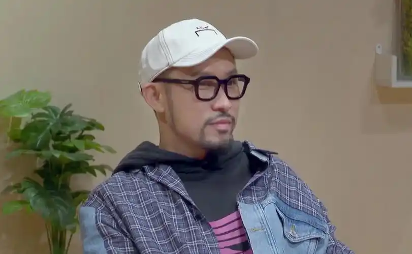 怪不得热狗总戴墨镜,看到他摘掉眼镜的样子,网友:狗哥,带上吧