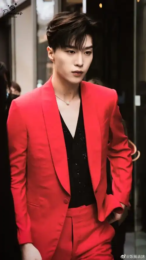 范丞丞红色西装造型