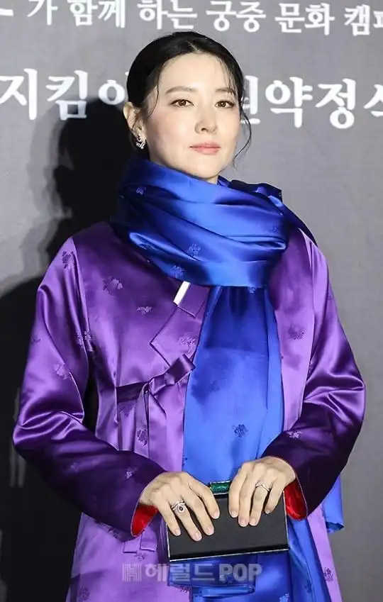 又见大长今!李英爱穿改良韩服亮相活动 47岁颜值依旧气质迷人