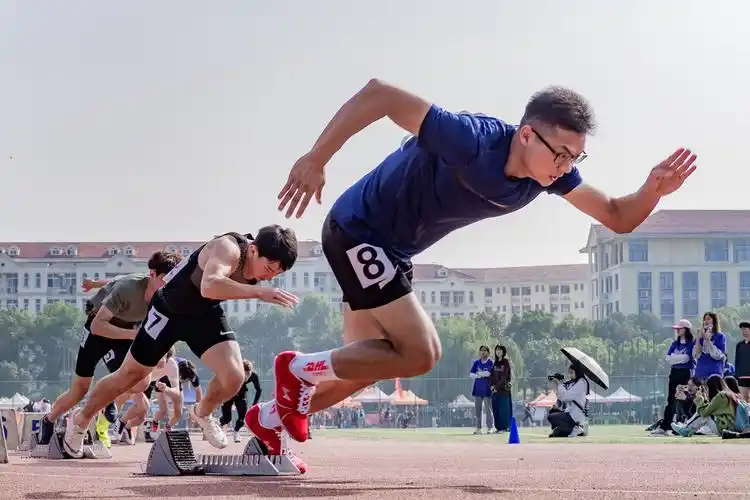 男子200米运动员起跑瞬间(学通社记者 邓颖骏 摄)_副本