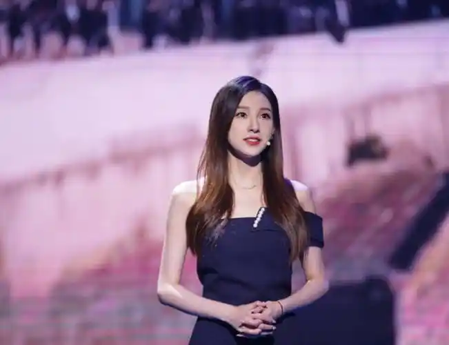 电视最美90后主持,走秀时时尚滑落,本人很淡定,爱看就看_马凡舒_长相