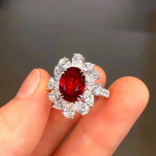 鸽血红宝石戒指