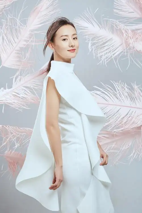 王靖云眼神灵动白裙似仙子 微微一笑很倾城