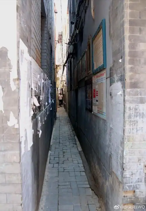 钱市胡同北京最窄的胡同只有4070厘米宽. 来自李文强lwq - 微博