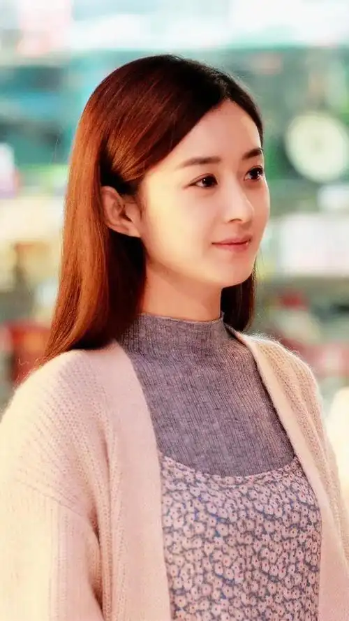 最近在网上出现了一组赵丽颖的美照,她的腰臀比成为了话题,并且位居榜