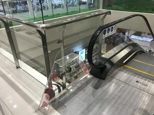 郑州二七万达商场购物一名3岁左右的女童被扶梯扶手带起,防攀爬装置未