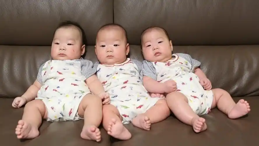 【宋家三胞胎,婴儿时期萌照曝光 】近日,演员宋一国在个人社交网站上