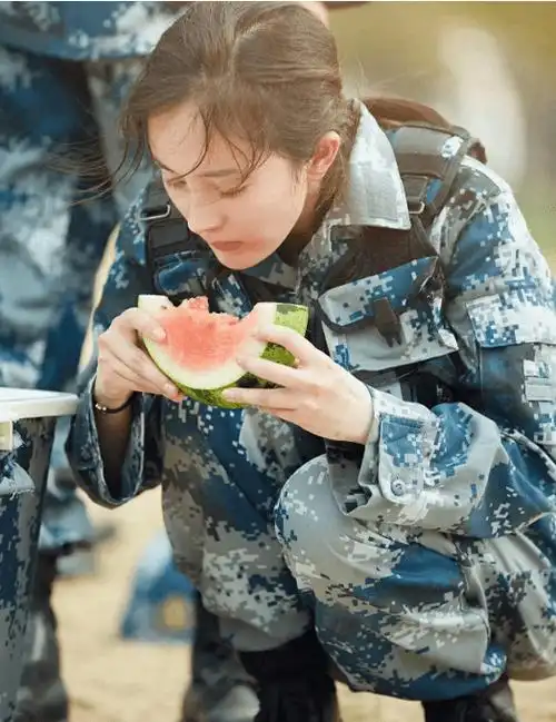 杨幂素颜魅力无限,《真正男子汉》中展现真正的勇气_观众_女明星_示人