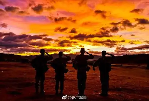 夕阳下的军营,别有一番风味,戳大图,带你看大片儿!