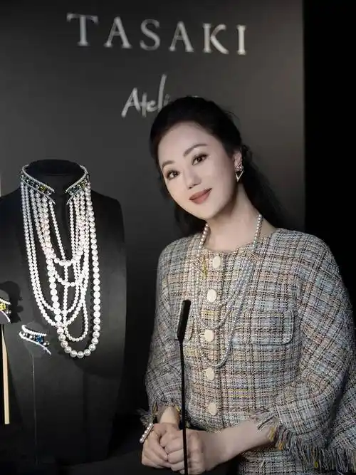 章小蕙又带火了一种贵妇穿法:短外套 阔腿裤,微胖圆脸真优雅_时尚