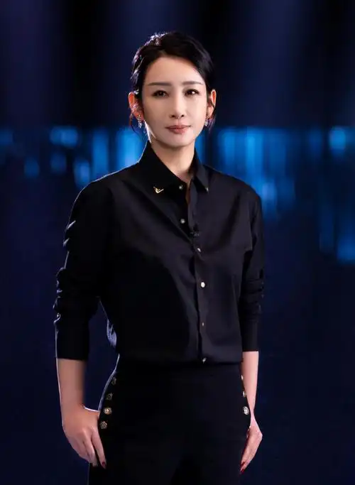 42岁的秦海璐气质出众!西装配白t恤简约高级,这样穿吸睛又时尚