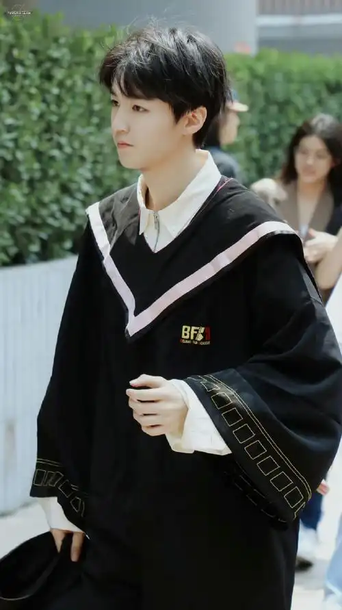 四处合照的画面还历历在目,一眨眼我们北电王俊凯师兄居然已经毕业整