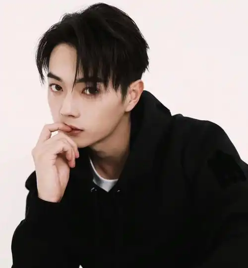 演员许凯穿krys黑色卫衣