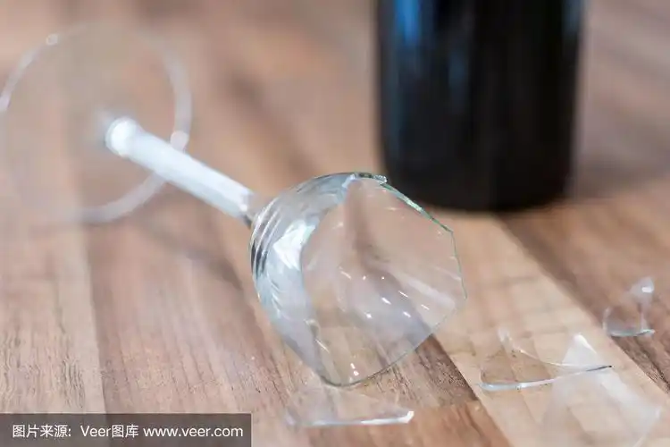 碎酒杯和酒瓶