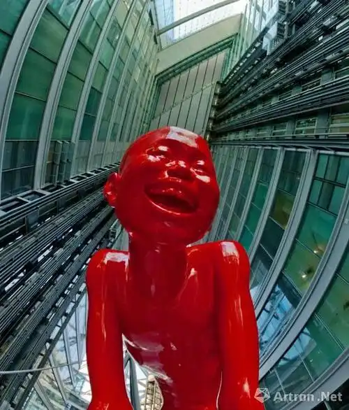 黄建华和他的藏品      侨福芳草地内展示的艺术家陈文令作品《红色的