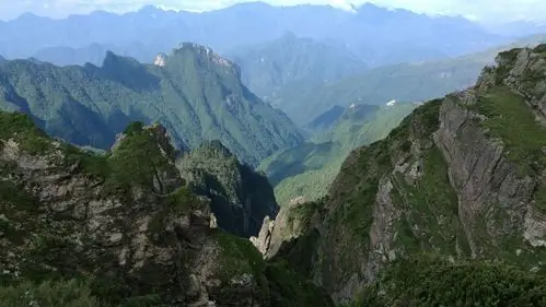 这里丛山峻岭,植被繁茂,溪水清澈,天然氧吧的强大功能令我心醉神迷