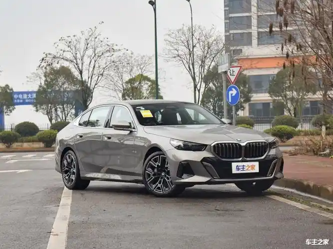 当前位置:>车主之家>车市行情>上海>宝马5系530i实拍,外观内饰详细