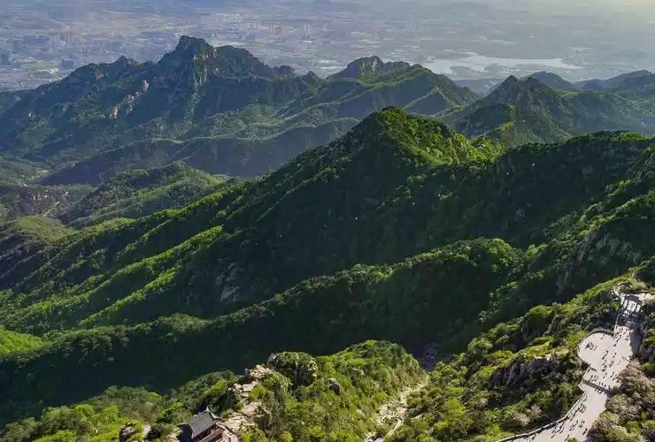 端午期间泰山景区单日最大承载8.55万人 山顶尚有900余住宿床位可预定