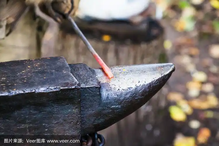 铁棒在铁砧上烧红