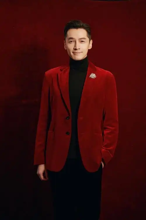 胡歌春晚造型,红丝绒西装一哥依旧帅气