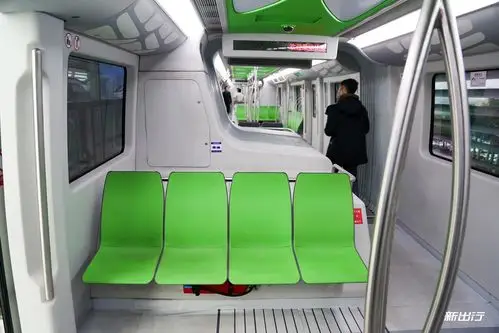 座椅的舒适度不错,不会像地铁一般冷冰冰的质感