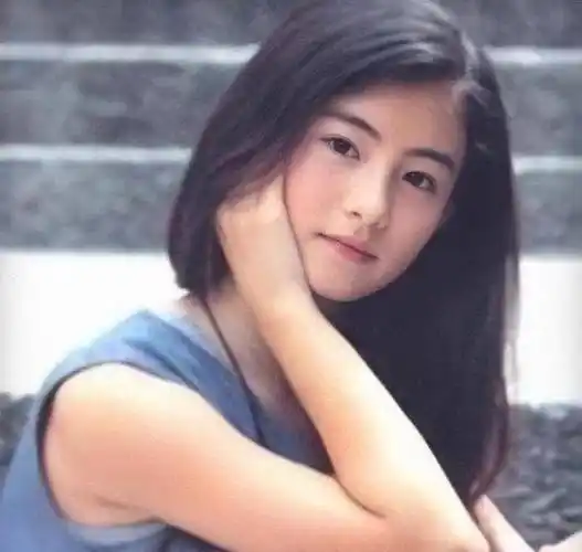 原创小林青霞晒照直言为讨儿子欢心把头发染紫强推好妈妈人设