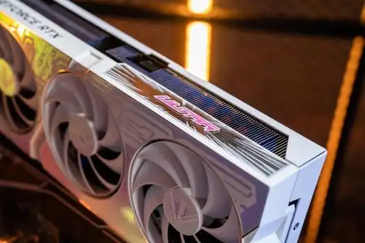 七彩虹波普艺术风格设计美学igameultra显卡诞生