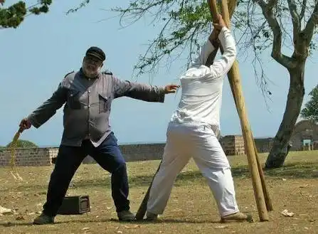 企图逃跑的人在挨鞭子