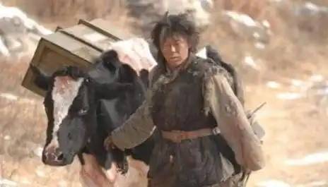 同样是扮演乞丐, 黄渤破衣烂衫, 周星驰用手抓饭, 杨颖这是在干嘛