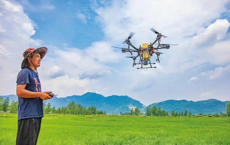 无人机喷洒农药