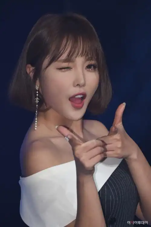 表情女王洪真英回归舞台魅力爆棚