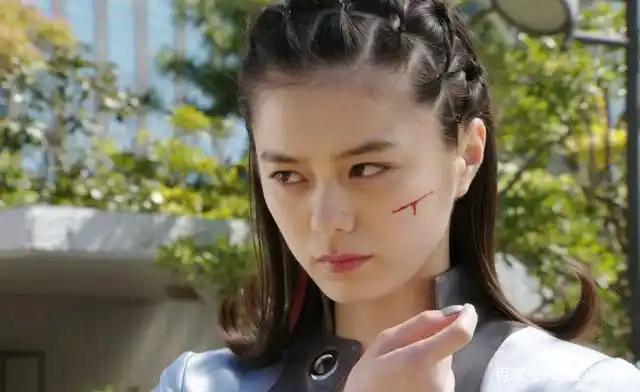 《假面骑士》奥拉高冷有气质,伊兹可爱会卖萌,圣刃女主:我会吼