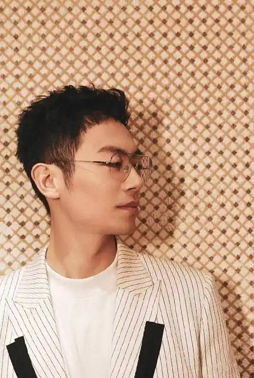 没有帅气的发型,朱亚文只剪了一个莫西干头,戴上了眼镜,满满的知性