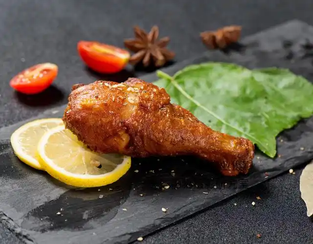 炸的金黄的香酥面点包包以及鸡腿