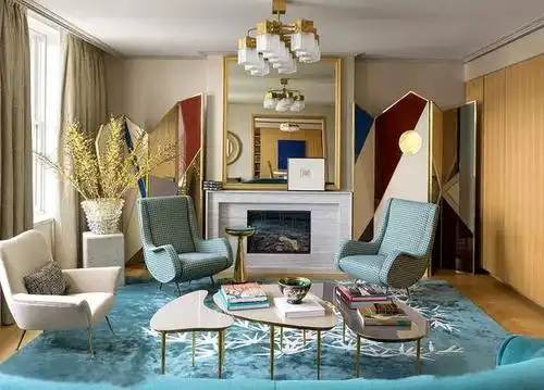 孔雀蓝是什么颜色好看(孔雀蓝色衣服显老气吗)