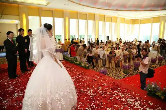 上周末,内地知名艺人沈傲君和外交官未婚夫在北京钓鱼台国宾馆举行了